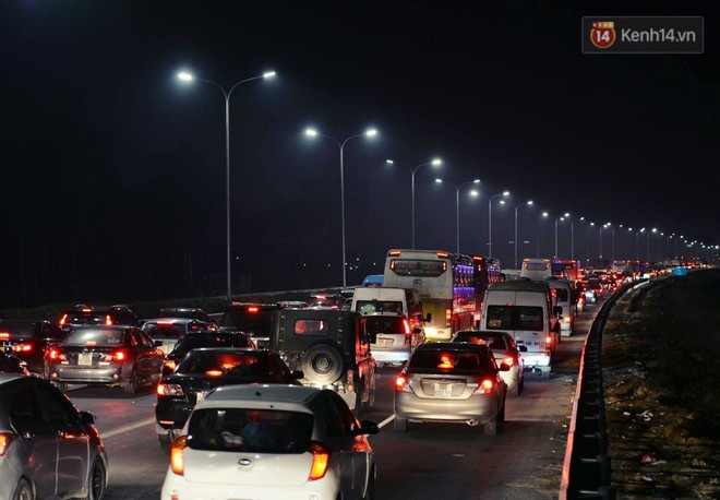 Đến đ&ecirc;m mồng 4 Tết, khu vực thu ph&iacute; Ph&aacute;p V&acirc;n vẫn &ugrave;n tắc h&agrave;ng km, nhiều va quệt xảy ra - Ảnh 2.