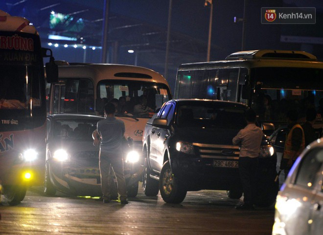 Đến đ&ecirc;m mồng 4 Tết, khu vực thu ph&iacute; Ph&aacute;p V&acirc;n vẫn &ugrave;n tắc h&agrave;ng km, nhiều va quệt xảy ra - Ảnh 4.