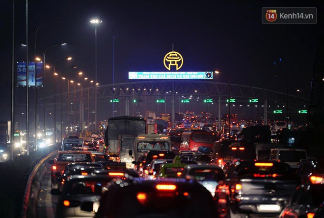 Đến đ&ecirc;m mồng 4 Tết, khu vực thu ph&iacute; Ph&aacute;p V&acirc;n vẫn &ugrave;n tắc h&agrave;ng km, nhiều va quệt xảy ra - Ảnh 1.