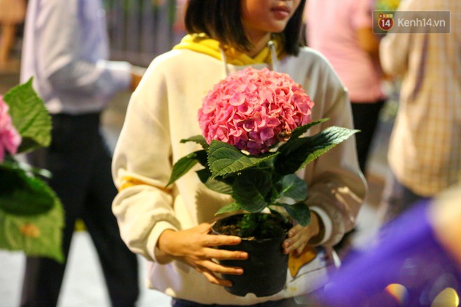 Clip: Tranh thủ mót hoa ở đường hoa Nguyễn Huệ đêm bế mạc, nhiều người dân bị bảo vệ xông ra ngăn cản - Ảnh 30.