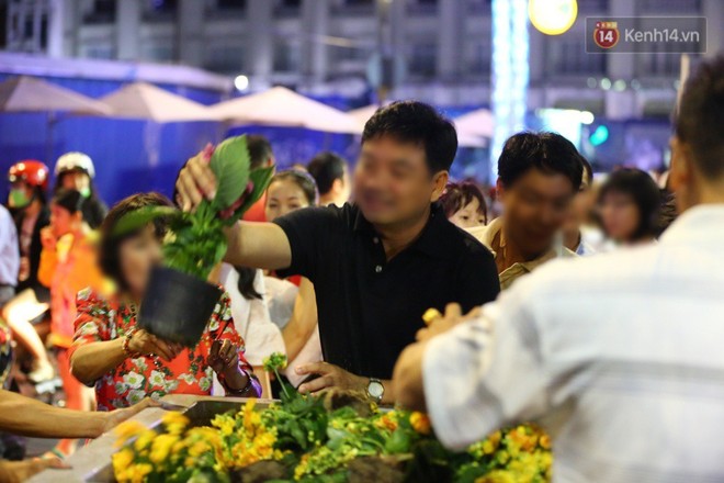 Clip: Tranh thủ mót hoa ở đường hoa Nguyễn Huệ đêm bế mạc, nhiều người dân bị bảo vệ xông ra ngăn cản - Ảnh 24.