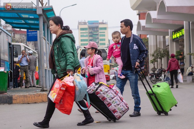 Chùm ảnh: Người dân lỉnh kỉnh đồ đạc tranh thủ quay lại Thủ đô sớm để nghỉ ngơi trước khi quay lại với guồng quay công việc - Ảnh 5.