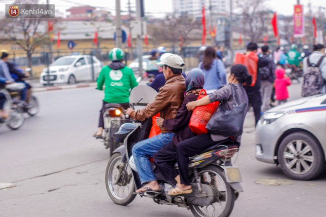 Chùm ảnh: Người dân lỉnh kỉnh đồ đạc tranh thủ quay lại Thủ đô sớm để nghỉ ngơi trước khi quay lại với guồng quay công việc - Ảnh 6.