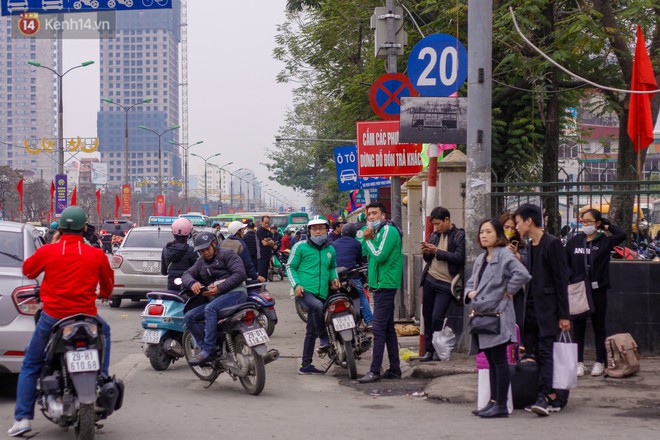 Chùm ảnh: Người dân lỉnh kỉnh đồ đạc tranh thủ quay lại Thủ đô sớm để nghỉ ngơi trước khi quay lại với guồng quay công việc - Ảnh 1.