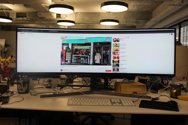 M&agrave;n h&igrave;nh cực dị d&agrave;i bằng cả mặt b&agrave;n n&agrave;y sẽ hiển thị c&aacute;c trang web như thế n&agrave;o? - Ảnh 2.