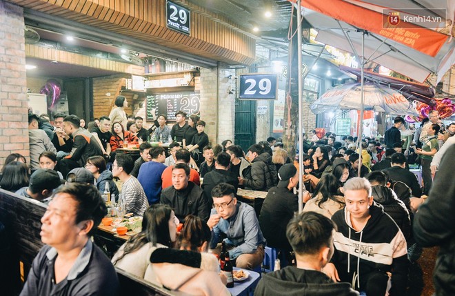 Giới trẻ k&eacute;o nhau l&ecirc;n Tạ Hiện dịp đầu năm đ&ocirc;ng đ&uacute;c hơn cả ng&agrave;y thường - Ảnh 5.
