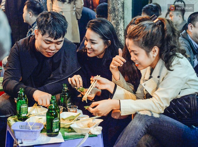 Giới trẻ k&eacute;o nhau l&ecirc;n Tạ Hiện dịp đầu năm đ&ocirc;ng đ&uacute;c hơn cả ng&agrave;y thường - Ảnh 2.