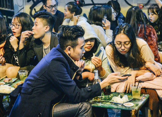 Giới trẻ k&eacute;o nhau l&ecirc;n Tạ Hiện dịp đầu năm đ&ocirc;ng đ&uacute;c hơn cả ng&agrave;y thường - Ảnh 3.