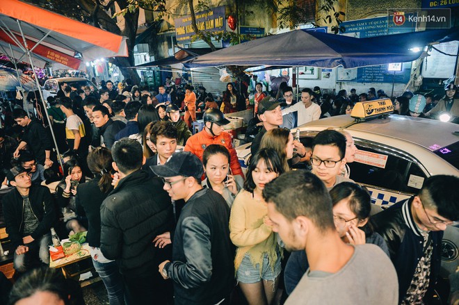 Giới trẻ k&eacute;o nhau l&ecirc;n Tạ Hiện dịp đầu năm đ&ocirc;ng đ&uacute;c hơn cả ng&agrave;y thường - Ảnh 9.