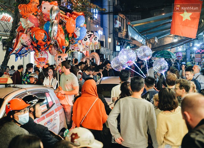 Giới trẻ k&eacute;o nhau l&ecirc;n Tạ Hiện dịp đầu năm đ&ocirc;ng đ&uacute;c hơn cả ng&agrave;y thường - Ảnh 10.