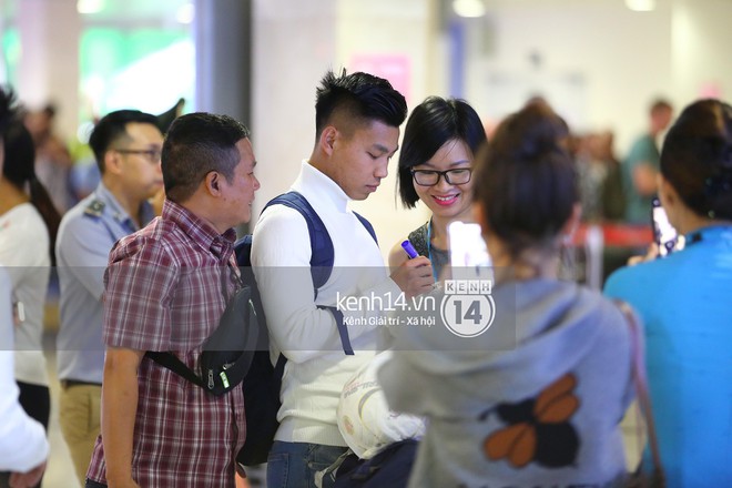 Fan đón U23 hạ cánh Sài Gòn cuồng nhiệt không khác gì sao Hàn! - Ảnh 13.