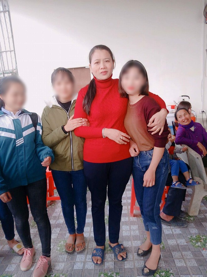 Phan Văn Đức U23 về qu&ecirc; nh&agrave;, h&agrave;ng trăm c&ocirc; g&aacute;i bao v&acirc;y để chụp ảnh v&agrave;... h&ocirc;n trộm - Ảnh 4.