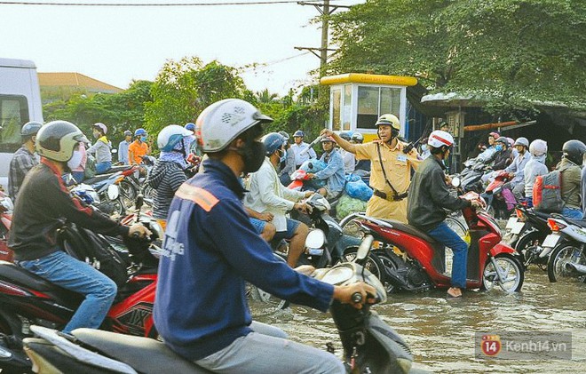 Hành động đẹp: CSGT điều xe công vụ chở dân qua khỏi điểm ngập triều cường ở Sài Gòn - Ảnh 2.