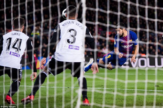 Messi kiến tạo, Suarez ghi bàn, Barca hạ Valencia ở bán kết lượt đi Cúp Nhà vua - Ảnh 8.