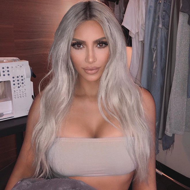 Hàng loạt kiều nữ Hollywood đã diện bộ tóc giả này để cosplay thành Kim Kardashian và giá của nó sẽ khiến bạn phải giật mình - Ảnh 2.