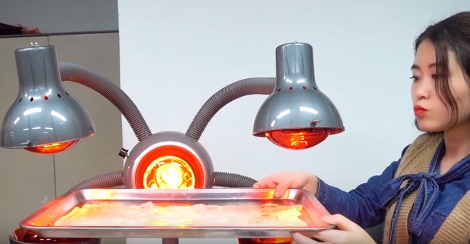 Chỉ c&oacute; th&aacute;nh ăn c&ocirc;ng sở mới d&aacute;m thử: Lấy m&aacute;y uốn t&oacute;c để nướng thịt l&agrave;m b&aacute;nh m&igrave; kebab! - Ảnh 10.