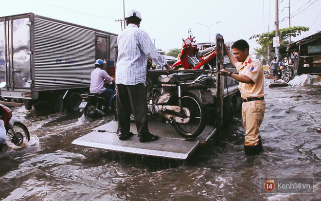 Hành động đẹp: CSGT điều xe công vụ chở dân qua khỏi điểm ngập triều cường ở Sài Gòn - Ảnh 5.