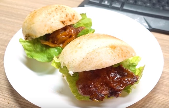 Chỉ c&oacute; th&aacute;nh ăn c&ocirc;ng sở mới d&aacute;m thử: Lấy m&aacute;y uốn t&oacute;c để nướng thịt l&agrave;m b&aacute;nh m&igrave; kebab! - Ảnh 8.
