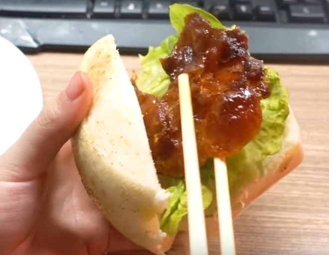Chỉ c&oacute; th&aacute;nh ăn c&ocirc;ng sở mới d&aacute;m thử: Lấy m&aacute;y uốn t&oacute;c để nướng thịt l&agrave;m b&aacute;nh m&igrave; kebab! - Ảnh 6.