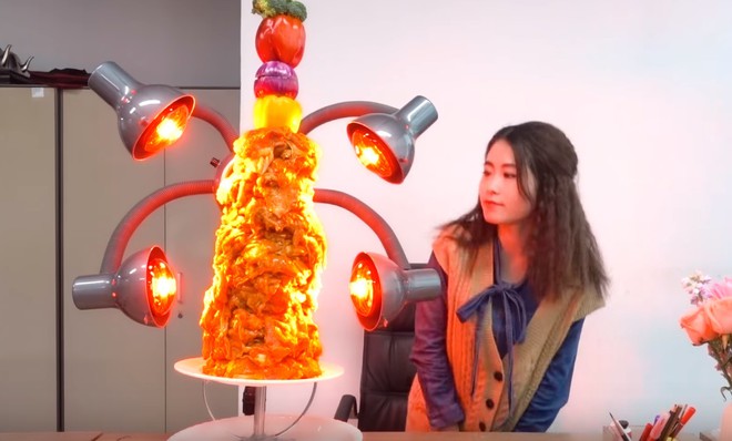 Chỉ c&oacute; th&aacute;nh ăn c&ocirc;ng sở mới d&aacute;m thử: Lấy m&aacute;y uốn t&oacute;c để nướng thịt l&agrave;m b&aacute;nh m&igrave; kebab! - Ảnh 2.