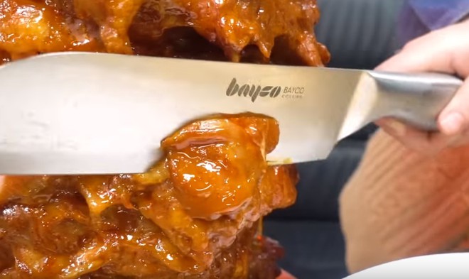 Chỉ c&oacute; th&aacute;nh ăn c&ocirc;ng sở mới d&aacute;m thử: Lấy m&aacute;y uốn t&oacute;c để nướng thịt l&agrave;m b&aacute;nh m&igrave; kebab! - Ảnh 4.