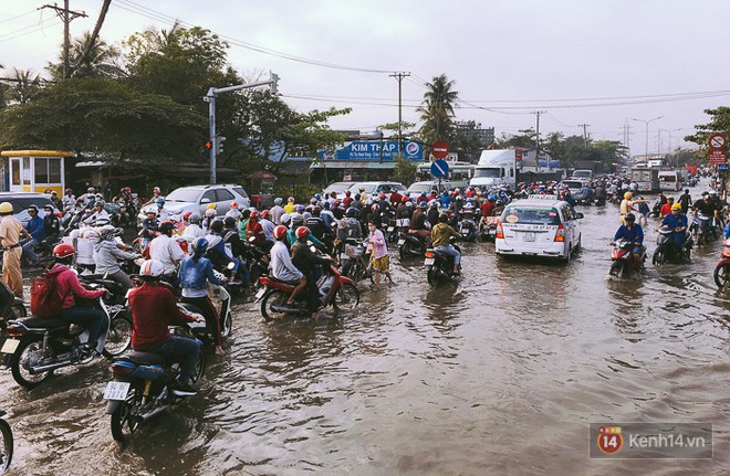 Hành động đẹp: CSGT điều xe công vụ chở dân qua khỏi điểm ngập triều cường ở Sài Gòn - Ảnh 6.