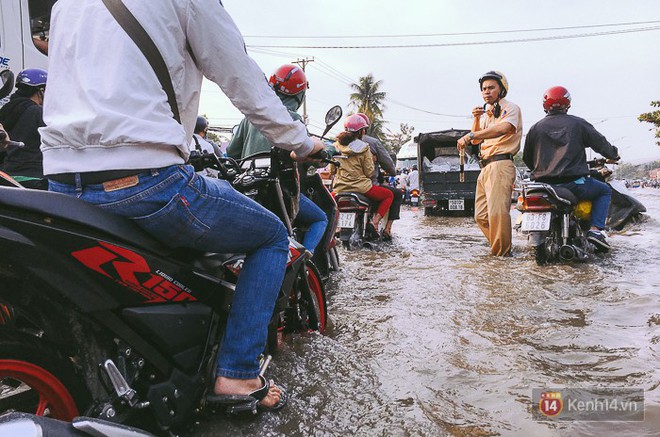 Hành động đẹp: CSGT điều xe công vụ chở dân qua khỏi điểm ngập triều cường ở Sài Gòn - Ảnh 7.