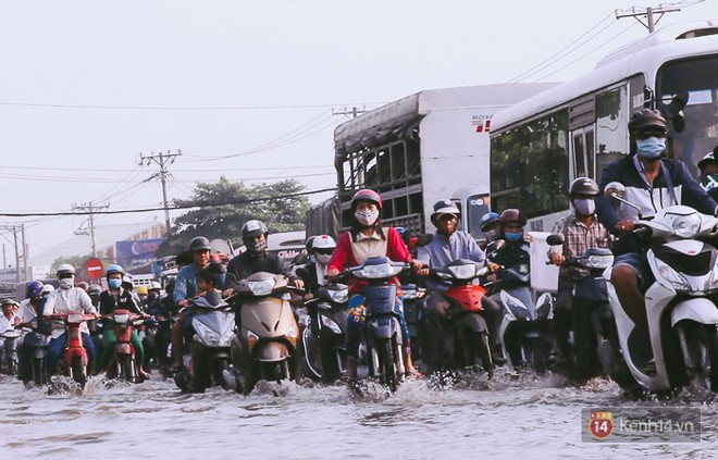 Hành động đẹp: CSGT điều xe công vụ chở dân qua khỏi điểm ngập triều cường ở Sài Gòn - Ảnh 8.