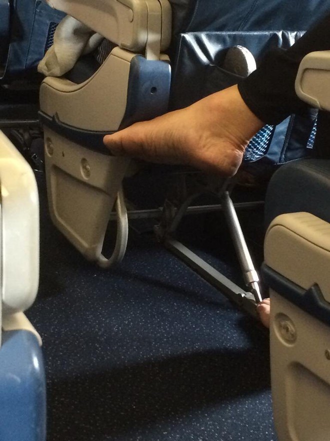Không nên cởi giày khi ngồi trên máy bay và lời giải thích của tiếp viên hàng không sẽ khiến bạn giật mình - Ảnh 1.