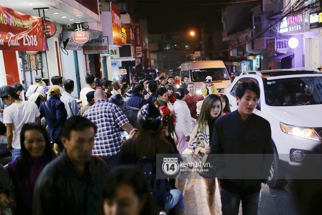 Cảnh tượng đông đến nghẹt thở ở trung tâm Đà Lạt chiều tối mùng 5 Tết - Ảnh 9.