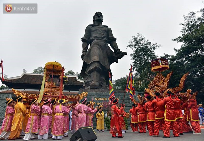 Hàng ngàn người dân đổ về dự lễ hội Gò Đống Đa sáng mùng 5 Tết - Ảnh 1.