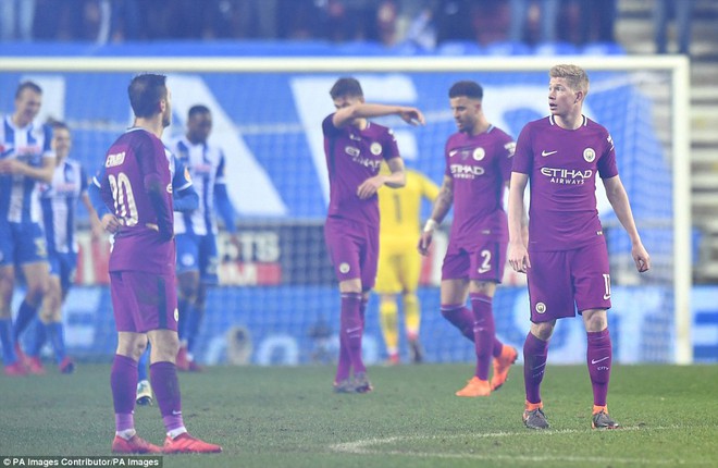 Chơi thiếu người, Man City bị đ&aacute; văng khỏi FA Cup - Ảnh 15.