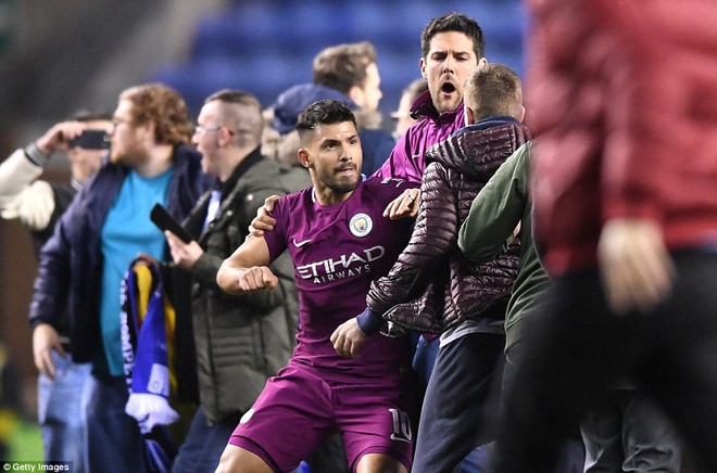 Man City bị loại khỏi FA Cup, Aguero vung tay đấm CĐV Wigan - Ảnh 10.
