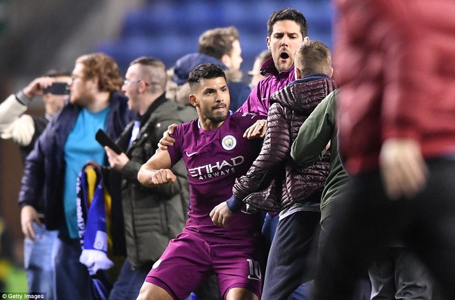 Man City bị loại khỏi FA Cup, Aguero vung tay đấm CĐV Wigan - Ảnh 10.