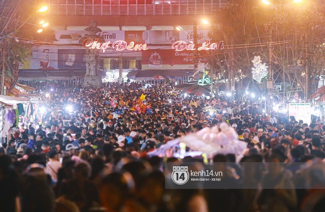 Cảnh tượng đông đến nghẹt thở ở trung tâm Đà Lạt chiều tối mùng 5 Tết - Ảnh 4.