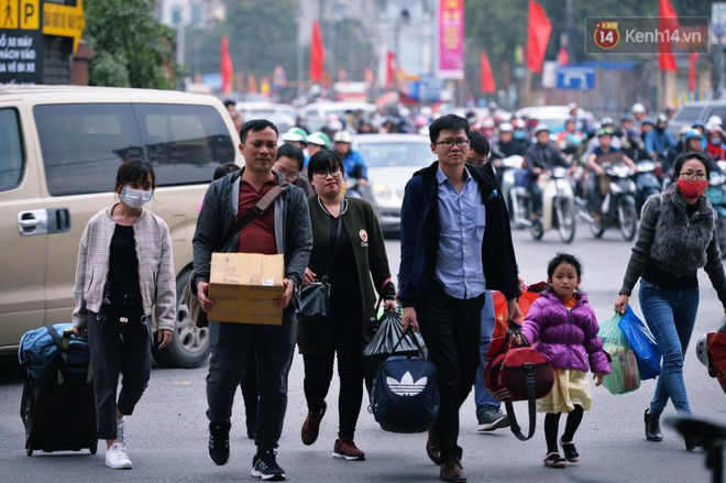 Người dân mang theo hành lí chất trên nóc ô tô, xe máy đổ về Hà Nội và Sài Gòn sau kì nghỉ Tết Nguyên đán kéo dài 1 tuần - Ảnh 14.