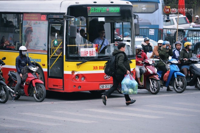 Người dân mang theo hành lí chất trên nóc ô tô, xe máy đổ về Hà Nội và Sài Gòn sau kì nghỉ Tết Nguyên đán kéo dài 1 tuần - Ảnh 15.