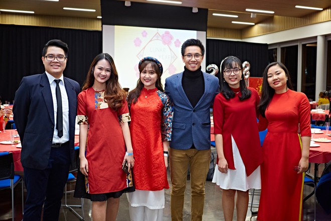 Việt Nam đ&atilde; bắt đầu đi học, đi l&agrave;m, DHS Việt mới được đ&oacute;n Tết xa qu&ecirc; - Ảnh 2.