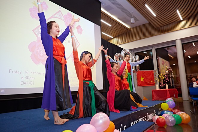 Việt Nam đ&atilde; bắt đầu đi học, đi l&agrave;m, DHS Việt mới được đ&oacute;n Tết xa qu&ecirc; - Ảnh 6.