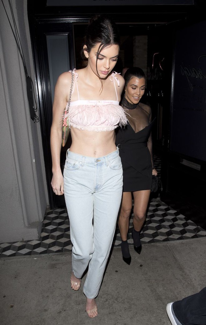 Lại tự tin diện croptop tin hin ra đường, Kendall Jenner chứng minh người đẹp mặc gì cũng đẹp!  - Ảnh 3.