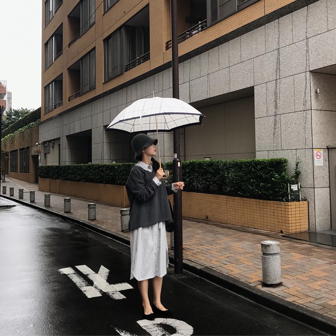 Lười mix đồ nhưng vẫn muốn tr&ocirc;ng m&igrave;nh thật hay ho, bạn h&atilde;y sắm ngay một chiếc v&aacute;y sơ mi d&aacute;ng rộng như thế n&agrave;y - Ảnh 8.