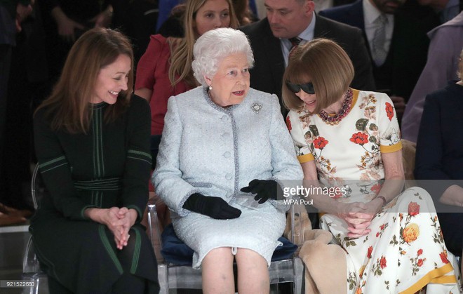 Nữ hoàng Anh trực tiếp ngồi hàng ghế đầu xem show thời trang, bàn tán rôm rả với Tổng biên tập Vogue Anna Wintour - Ảnh 4.