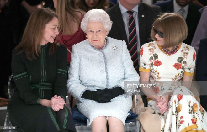 Nữ hoàng Anh trực tiếp ngồi hàng ghế đầu xem show thời trang, bàn tán rôm rả với Tổng biên tập Vogue Anna Wintour - Ảnh 3.