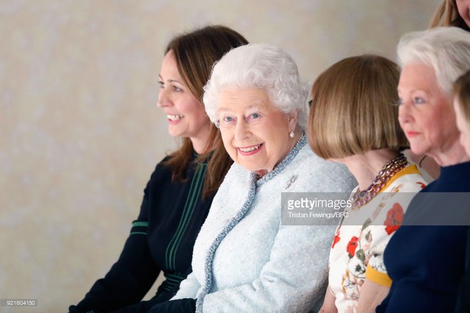 Nữ hoàng Anh trực tiếp ngồi hàng ghế đầu xem show thời trang, bàn tán rôm rả với Tổng biên tập Vogue Anna Wintour - Ảnh 6.