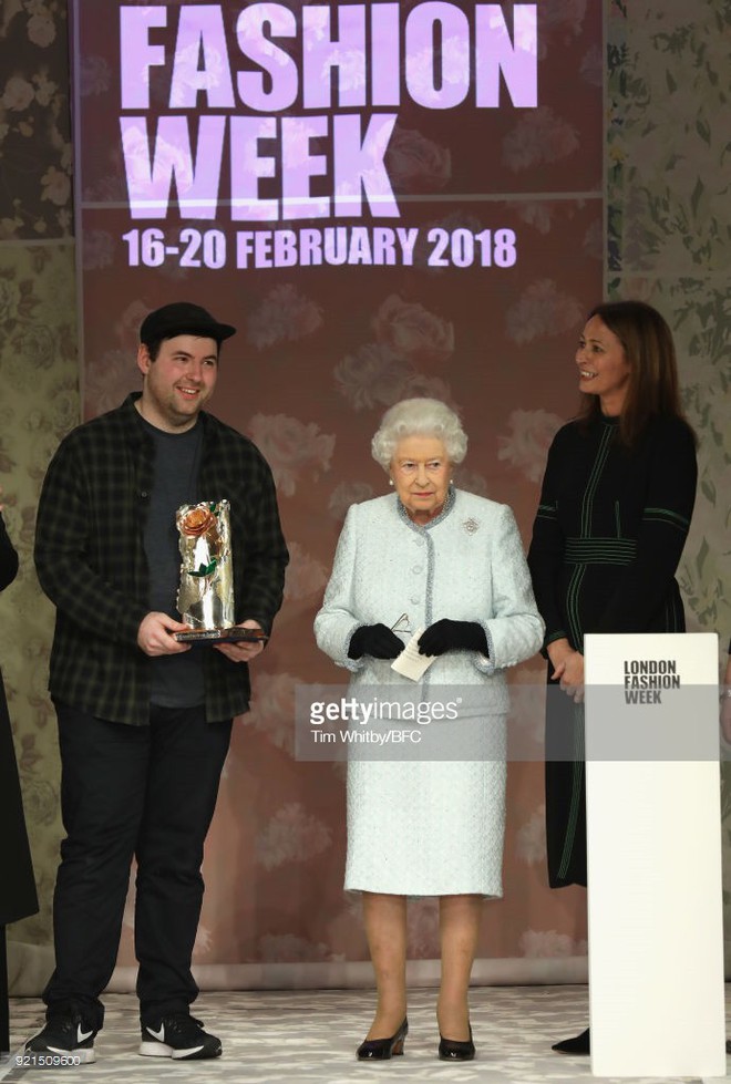 Nữ hoàng Anh trực tiếp ngồi hàng ghế đầu xem show thời trang, bàn tán rôm rả với Tổng biên tập Vogue Anna Wintour - Ảnh 10.