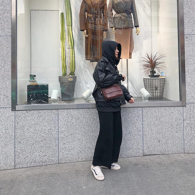 Ng&agrave;y mưa &acirc;m u kh&ocirc;ng biết mặc g&igrave;, bạn chỉ cần ghi nhớ 5 item n&agrave;y l&agrave; c&oacute; thể h&ocirc; biến ngay h&agrave;ng loạt set đồ si&ecirc;u ưng mắt - Ảnh 2.