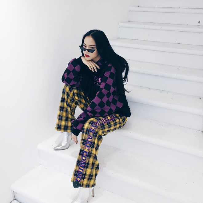 Ng&agrave;y mưa &acirc;m u kh&ocirc;ng biết mặc g&igrave;, bạn chỉ cần ghi nhớ 5 item n&agrave;y l&agrave; c&oacute; thể h&ocirc; biến ngay h&agrave;ng loạt set đồ si&ecirc;u ưng mắt - Ảnh 3.