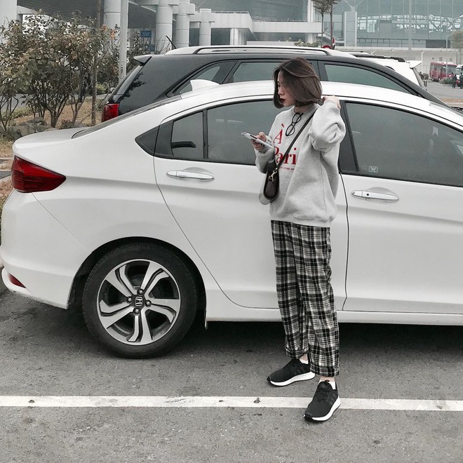 Ng&agrave;y mưa &acirc;m u kh&ocirc;ng biết mặc g&igrave;, bạn chỉ cần ghi nhớ 5 item n&agrave;y l&agrave; c&oacute; thể h&ocirc; biến ngay h&agrave;ng loạt set đồ si&ecirc;u ưng mắt - Ảnh 4.