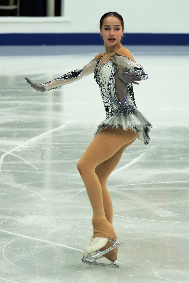 Nữ hoàng sân băng 15 tuổi người Nga phá kỷ lục thế giới tại Olympic mùa đông - Ảnh 4.