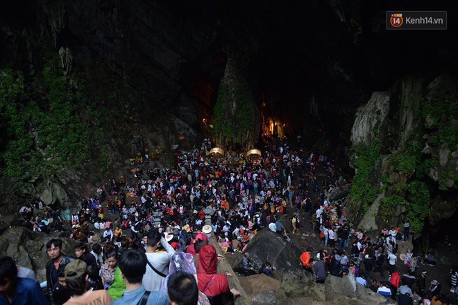 Người dân chen chân hứng "nước thánh" ở động Hương Tích trong ngày khai hội chùa Hương - Ảnh 12.